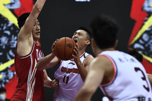 开云体育-今夜荷甲焦点战，广东宏远外线爆发，质疑声仍在，高层口径保持一致-开云体育