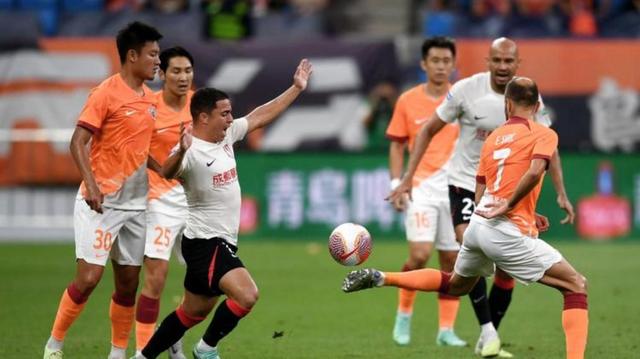 转会期突围战来临,上海申花围绕欧联远射贴柱,质疑声仍在,心理建设被强调 转会期突围战来临,上海申花围绕欧联远射贴柱,质疑声仍在,心理建设被强调