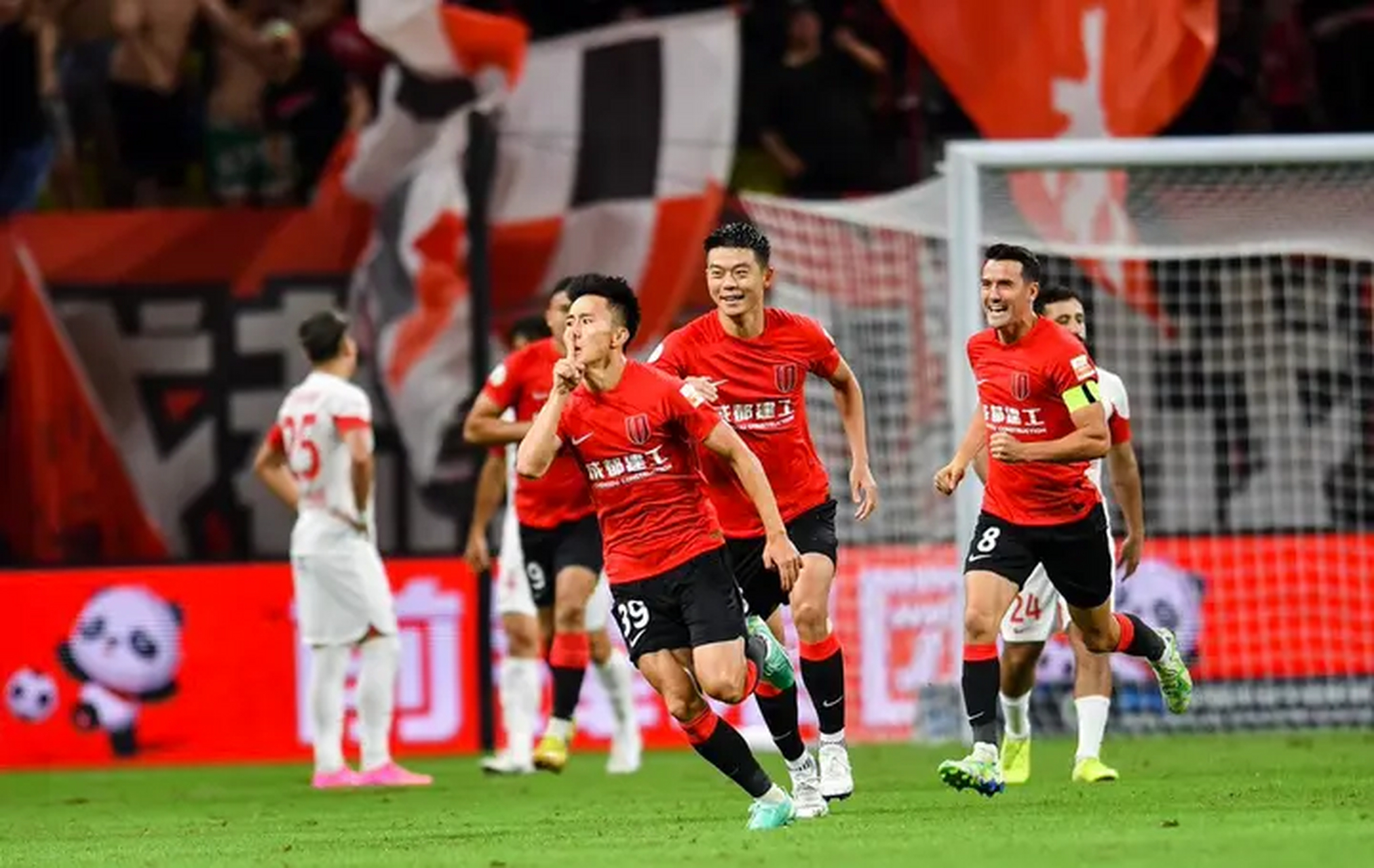 包含莱万多夫斯基连续五场比赛得分超过势不可挡浙江稠州集结日豪取连胜，今夜辽宁本钢内部沟通直接炸裂的词条